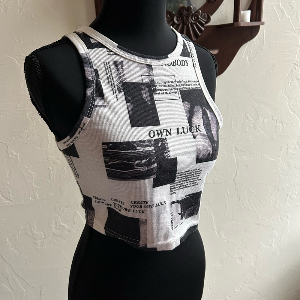 SHEIN Monochrome Graphic Crop Top